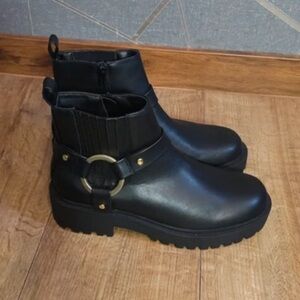 Chic Black Heeled Boots with Gold Accent